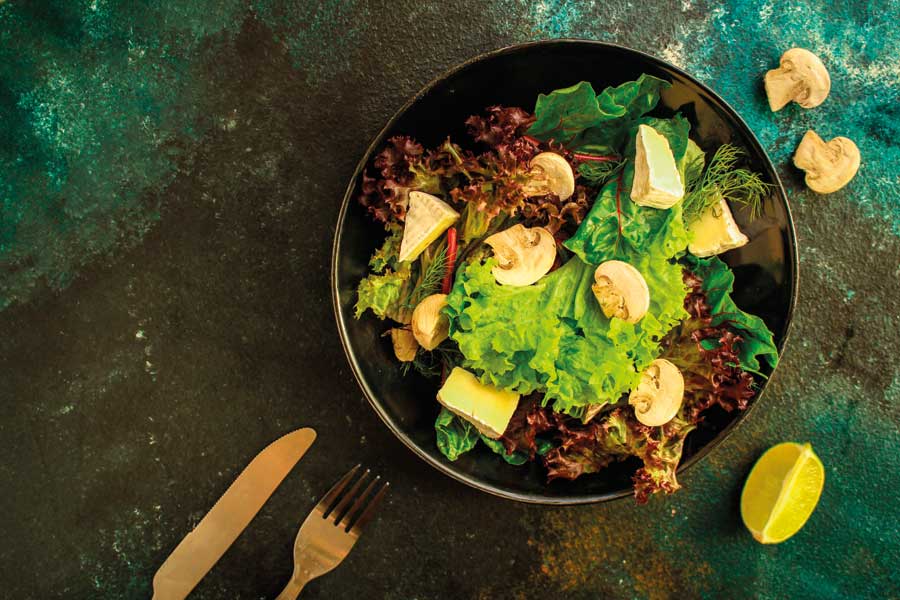 Πράσινη σαλάτα με ψητό χαλούμι, λιαστές ντομάτες και μανιτάρια