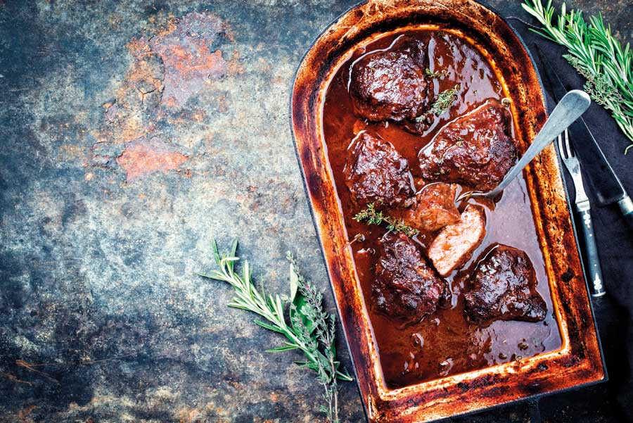 Μοσχάρι κοκκινιστό με πετιμέζι